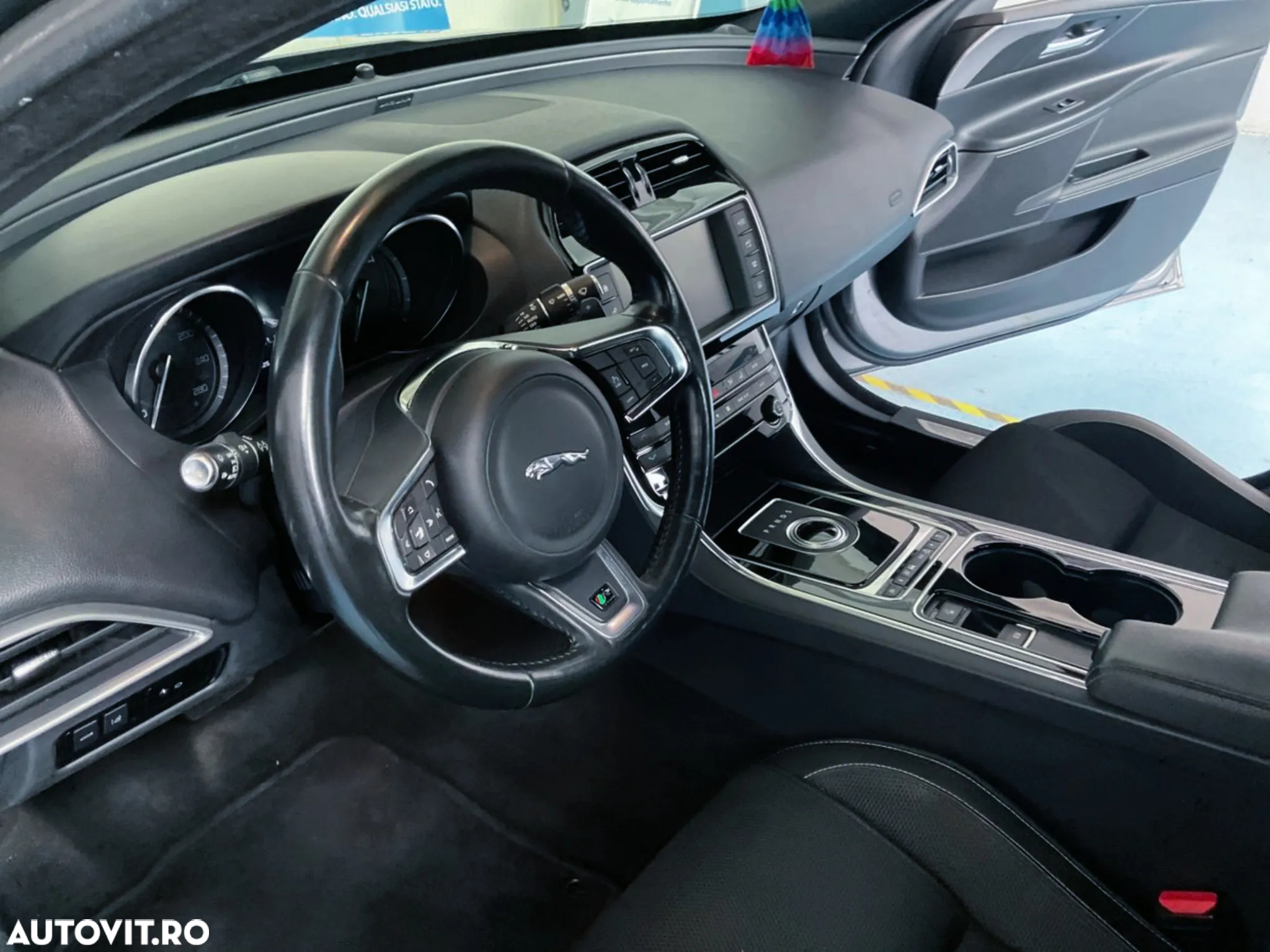 Jaguar XE 2.0 R-Sport - 5