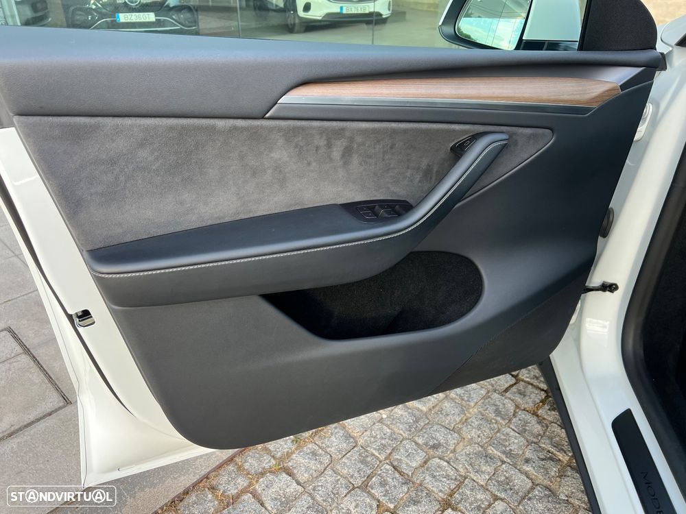 Tesla Model Y Standard RWD - 11