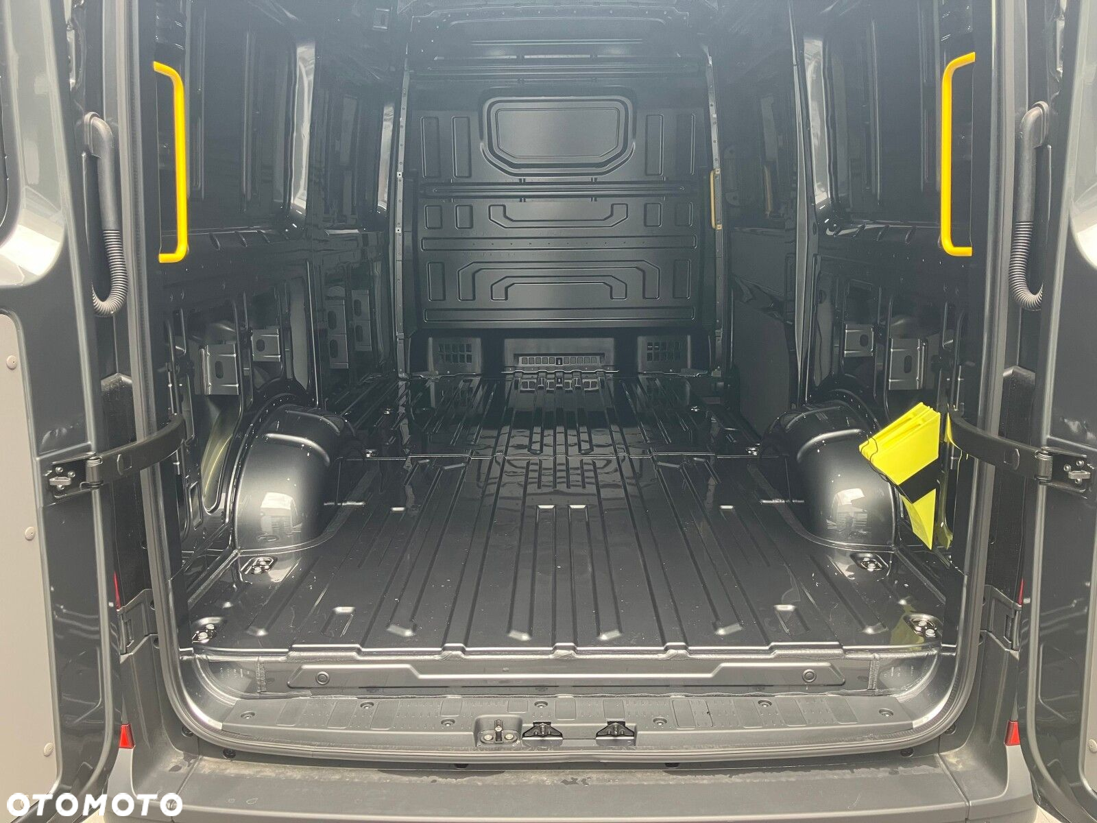 Volkswagen Crafter Crafter 35 Furgon, silnik: 2,0 l  130 kW, skrzynia biegów: napęd 4MOTION, automatyczna 8-biegowa rozstaw osi: 3640 mm - 13
