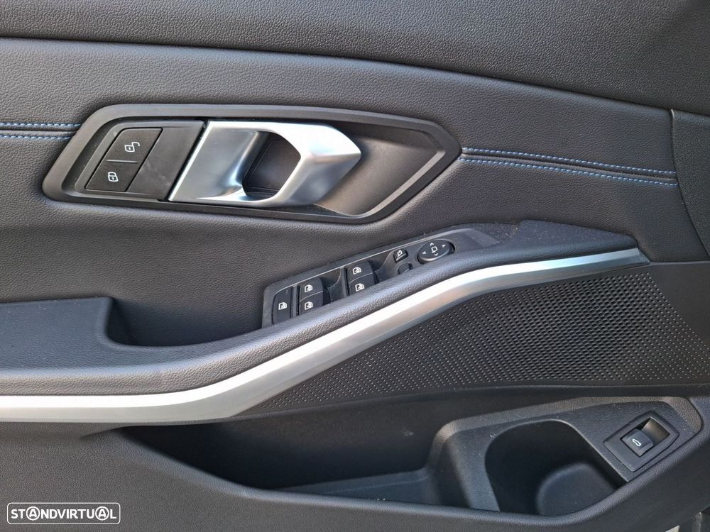 BMW 320 d Touring Pack Desportivo M Auto - 15