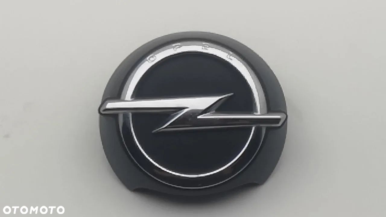 KLAMKA PRZYCISK KLAPY TYŁ TYLNEJ EMBLEMAT G6F 95368785 OPEL KARL 5D 14-19 - 1