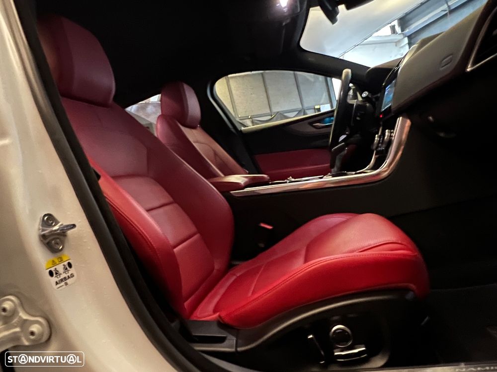 Jaguar XE 2.0 D R-Dynamic S - 13