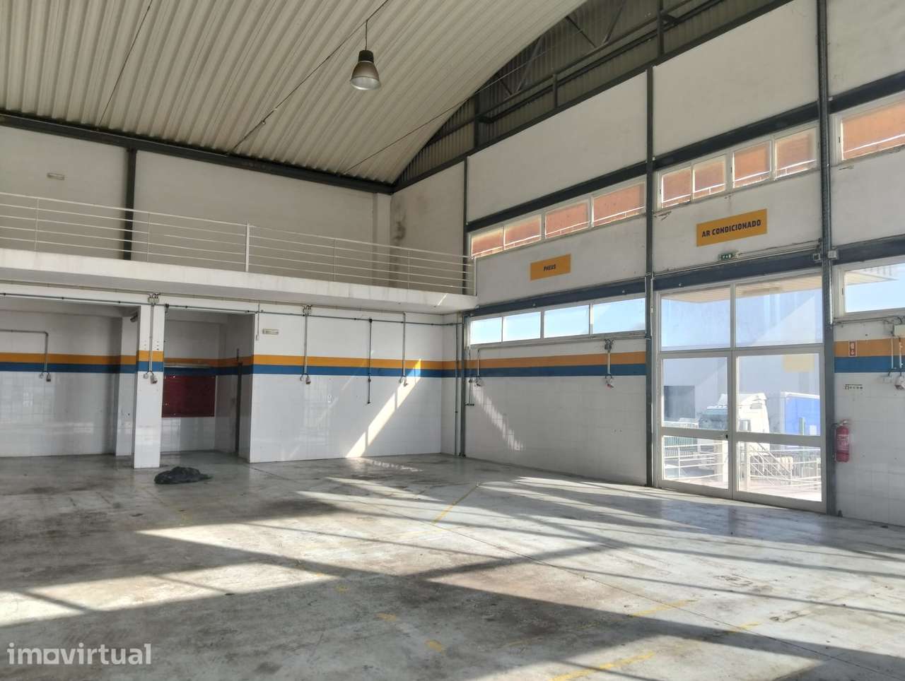 Armazém para venda na zona industrial do Pateiro, Parchal, Lagoa. - Grande imagem: 2/14
