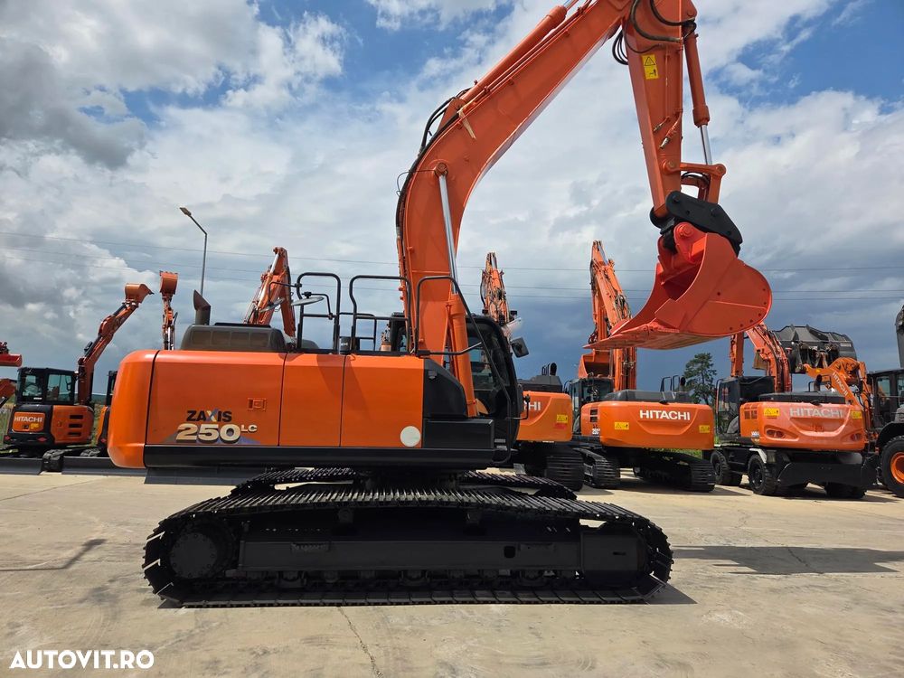 Hitachi ZX250-6, 2019, 6.254h, Masa operationala 27,1tone, cupa NOUA 1,55mc, cupla rapida, lant 80% bun doar 1.109h deplasare, consum mediu 12,5l/h, ad sapare 7m, camera spate si laterale, ridica 16,2 avertizare antirasturnare, 3 pompe hidr, PROMOTIE 86.900 - 3