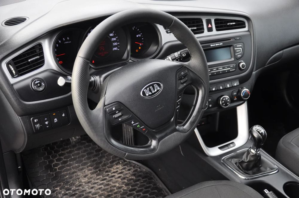 Kia Ceed 1.6 CRDi 128 Fifa World Cup Edition - 14