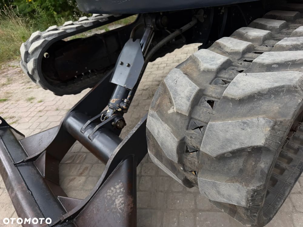 Kubota U55-4. koparka Gąsienicowa 5,5 tony. 2016 rok. 3700 mtg! KLIMATYZACJA. Długie ramie plus! 3sekcje Hydrauliczne. zamki na tłokach. Koparka Jak nówka sztuka. Zadbana zero zużycia. Z gospodarstwa Norweskiego. Zmiana łyżek Hydrauliczna. LENHOFF. Ani deka luzów wycieków. Szybka wolna jazda. Gąski perfekt stan. OKAZJA TANIO. Aktualna Dekra. Po serwisach eksploatacyjnych. Mocny silnik Kubota 4 cylindry! Zamki na tłokach. Nagłośnienie Wielka Okazja - 23