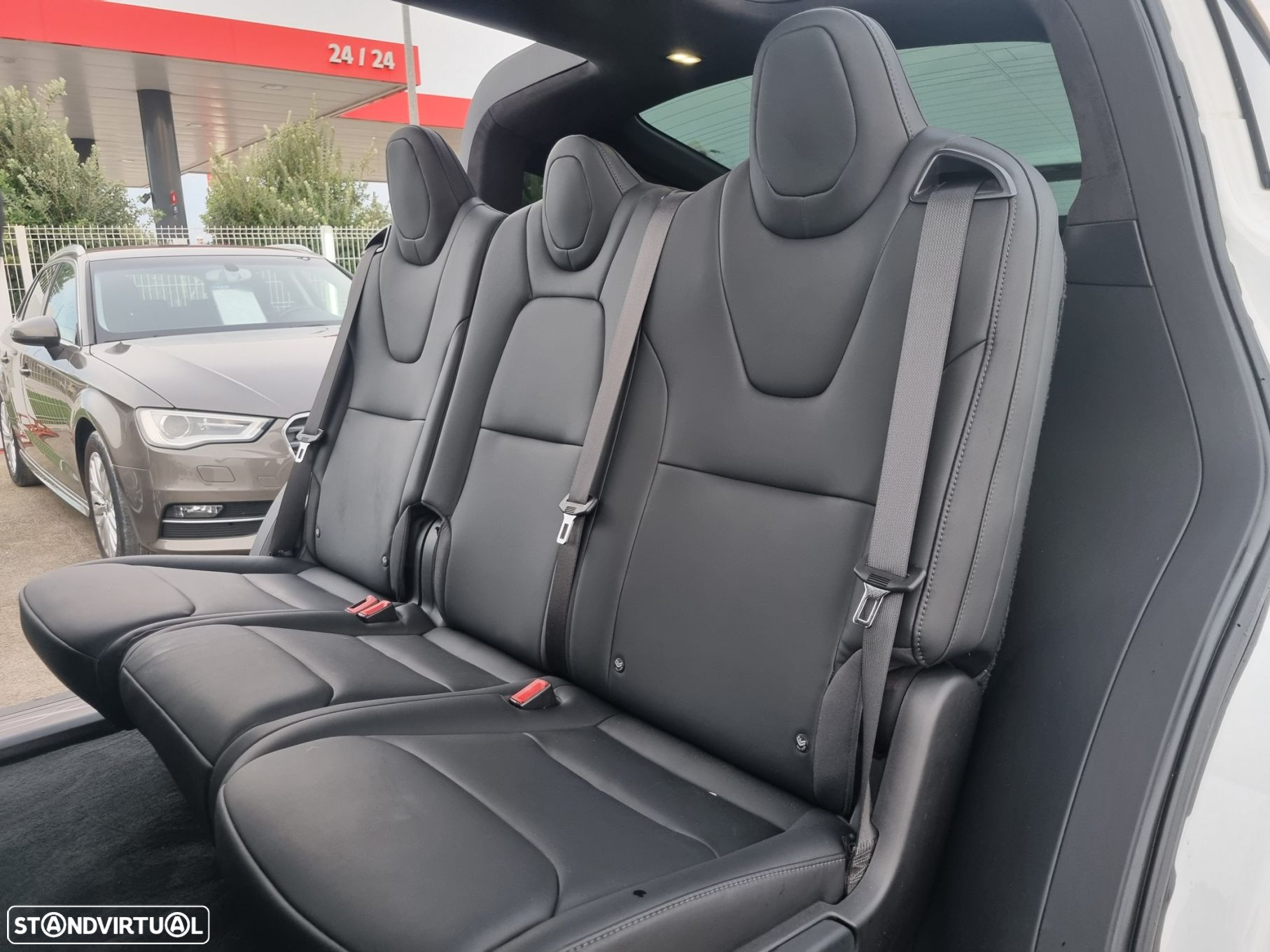 Tesla Model X - 9