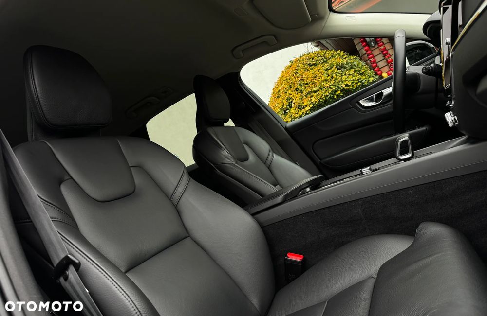 Volvo XC 60 B4 D AWD Plus Dark - 11