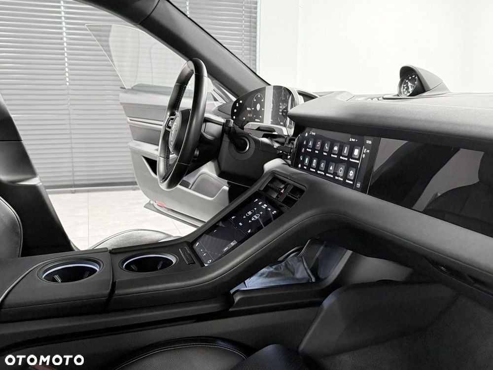 Porsche Taycan Performance Plus - 15