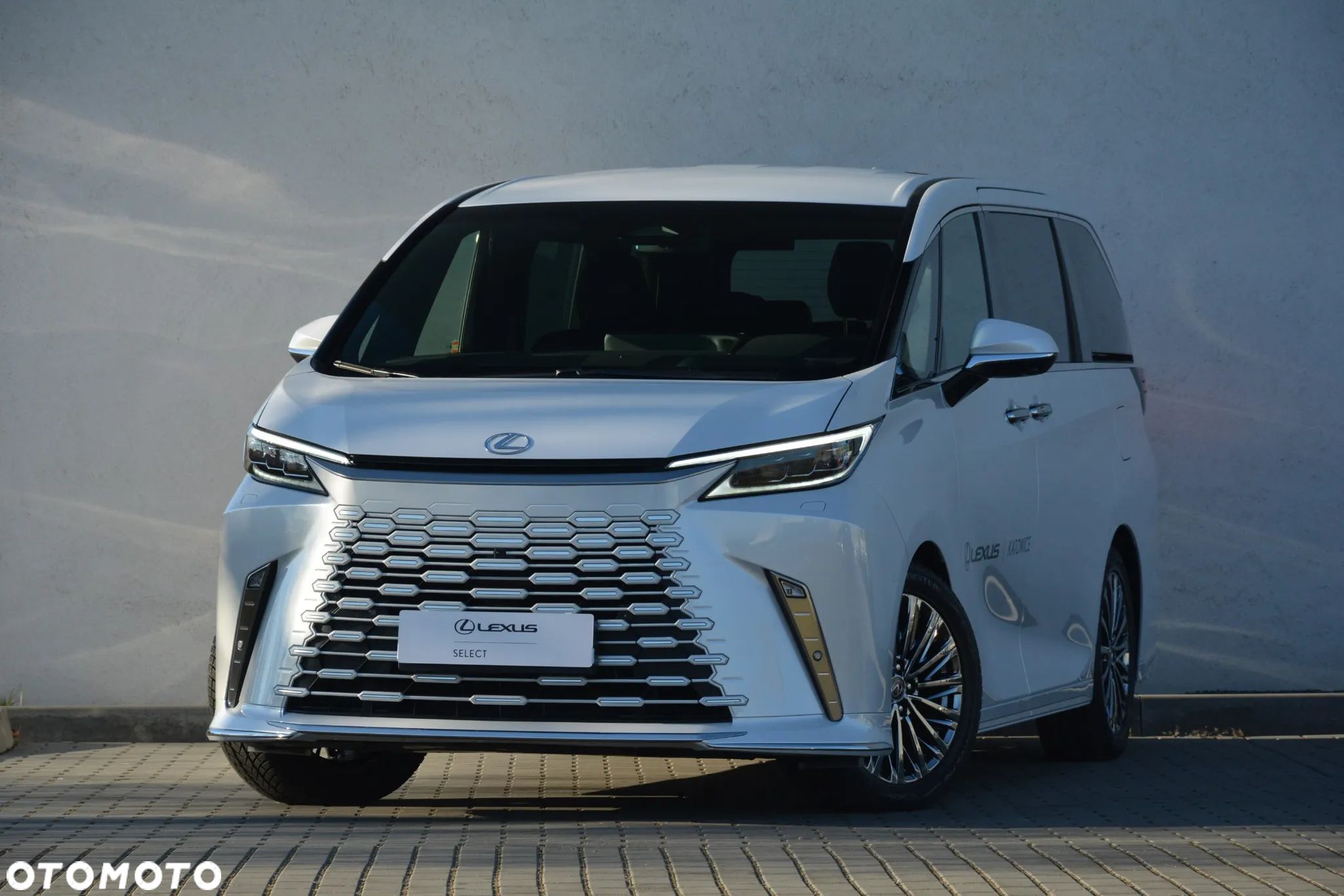 Lexus LM 350h Prestige - 1