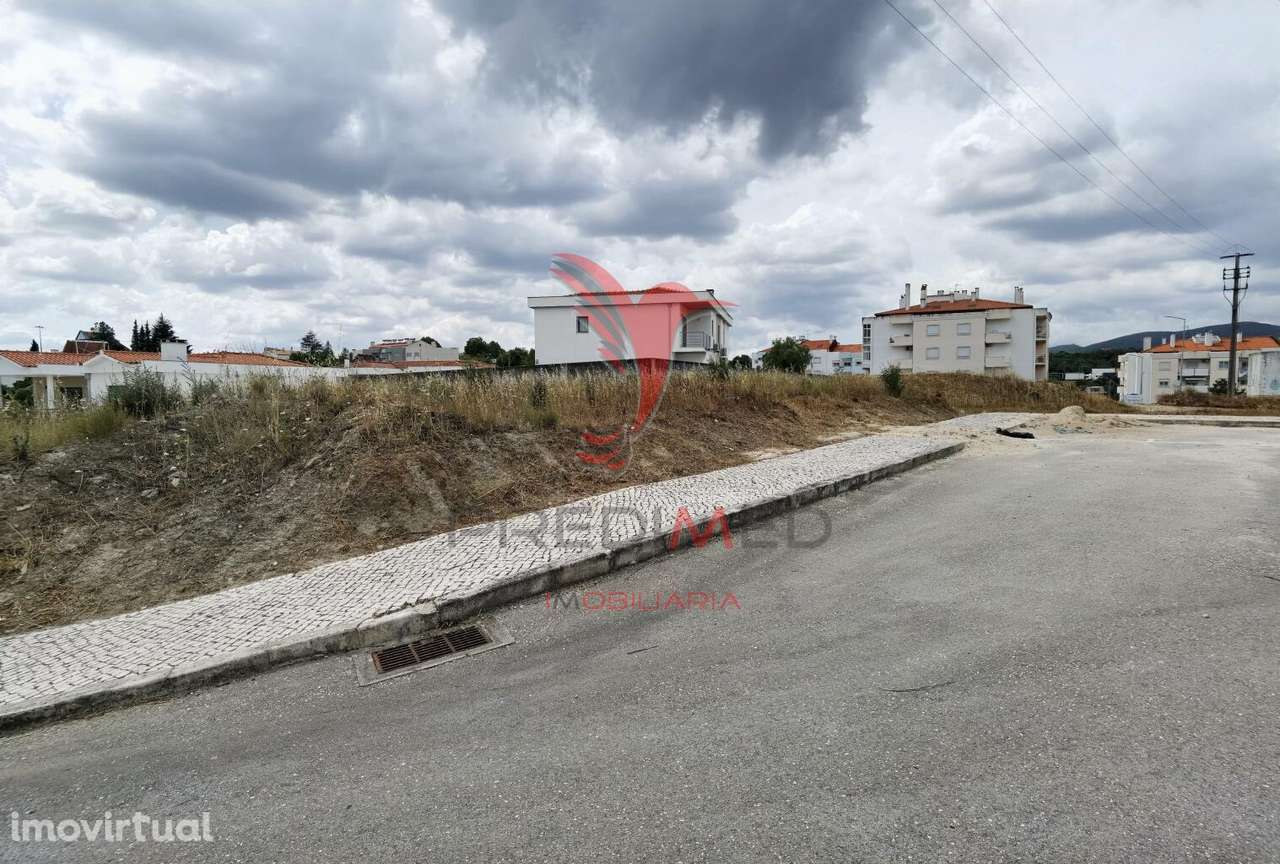 Terreno urbano com área total de 651,78m2 na localidade de Alcanena - Grande imagem: 3/12