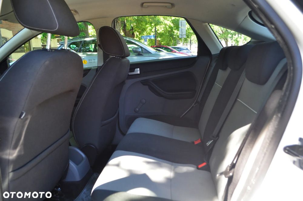 Ford Focus 1.6 16V Style+ - 11