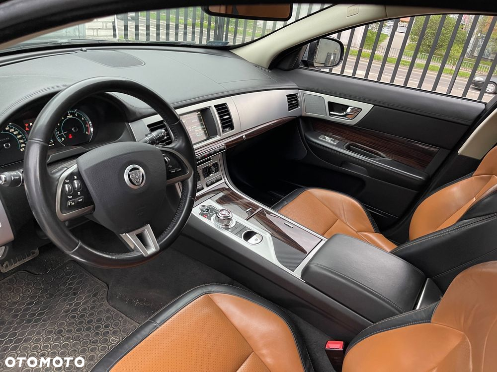 Jaguar XF - 11