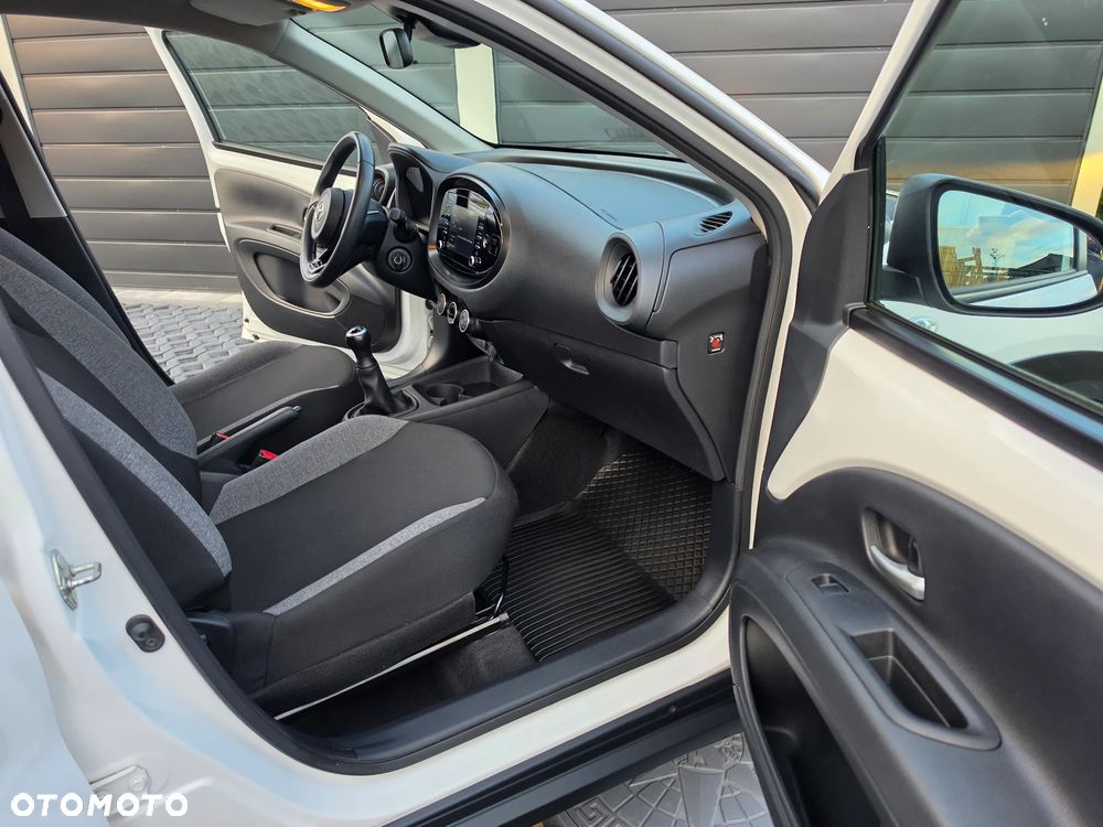 Toyota Aygo X Black&White - 12