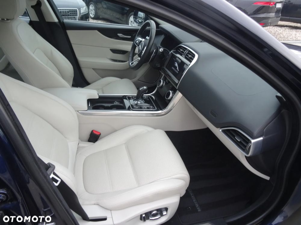 Jaguar XE 2.0 D180 R-Dynamic SE - 19