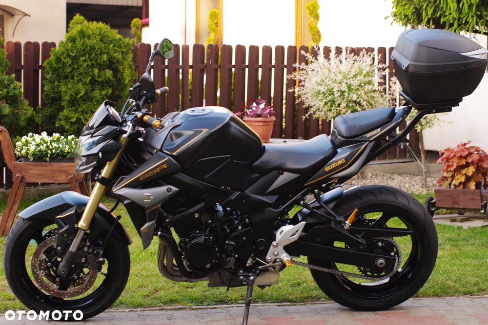 Suzuki GSR - 19