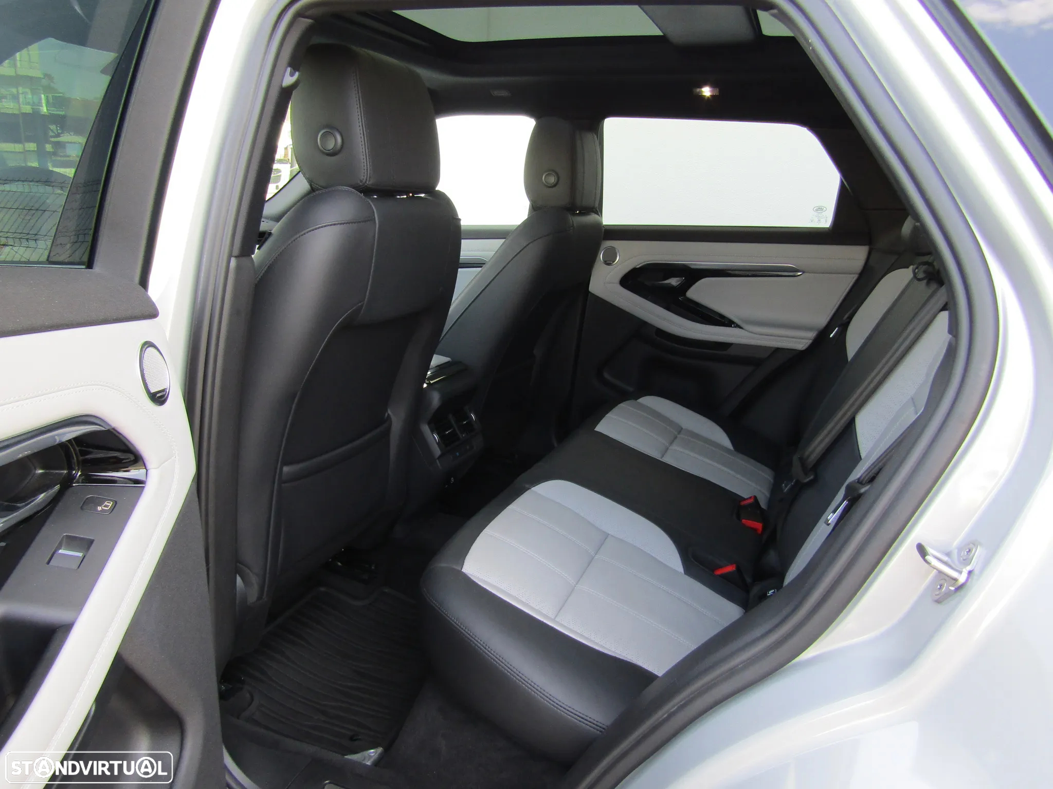 Land Rover Range Rover Evoque 2.0 D200 AWD R-Dynamic Auto - 30