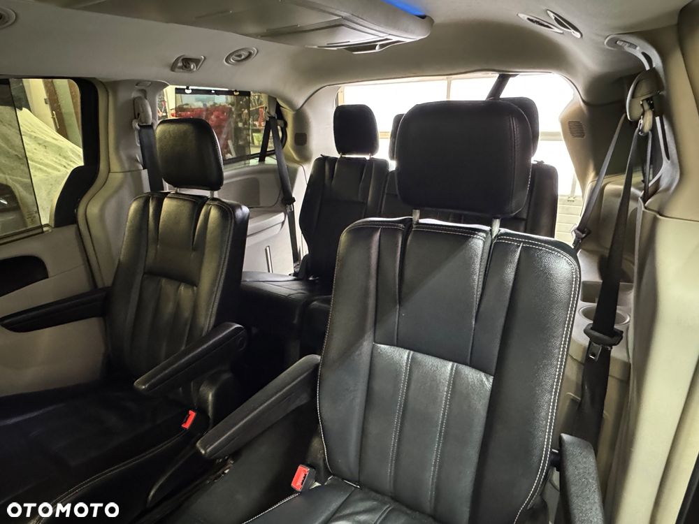 Chrysler Town & Country 3.6 Limited - 21