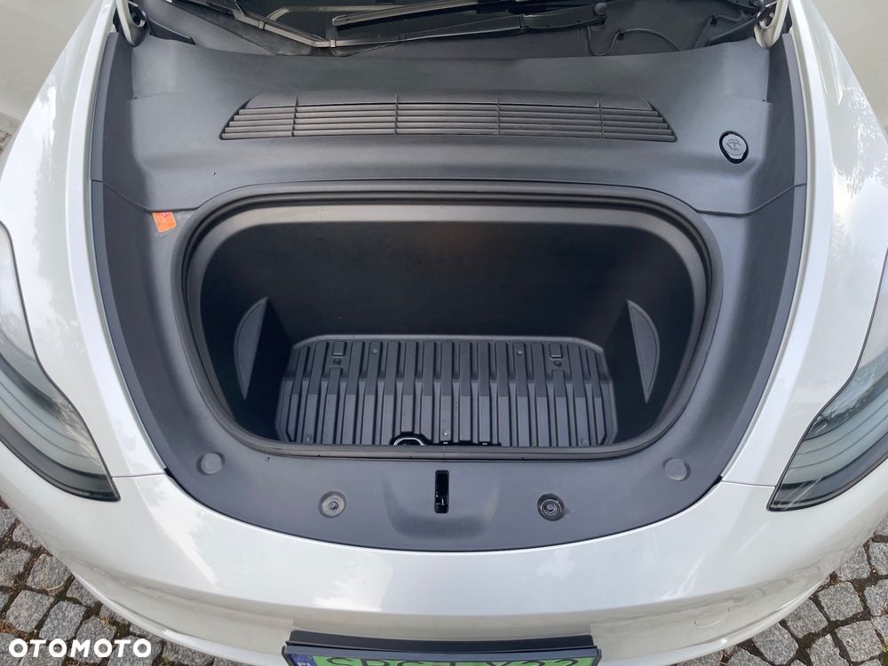 Tesla Model Y - 8