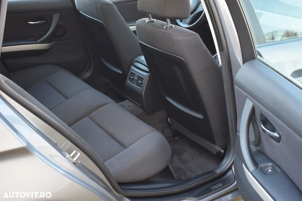 BMW Seria 3 318d Sport Line - 32