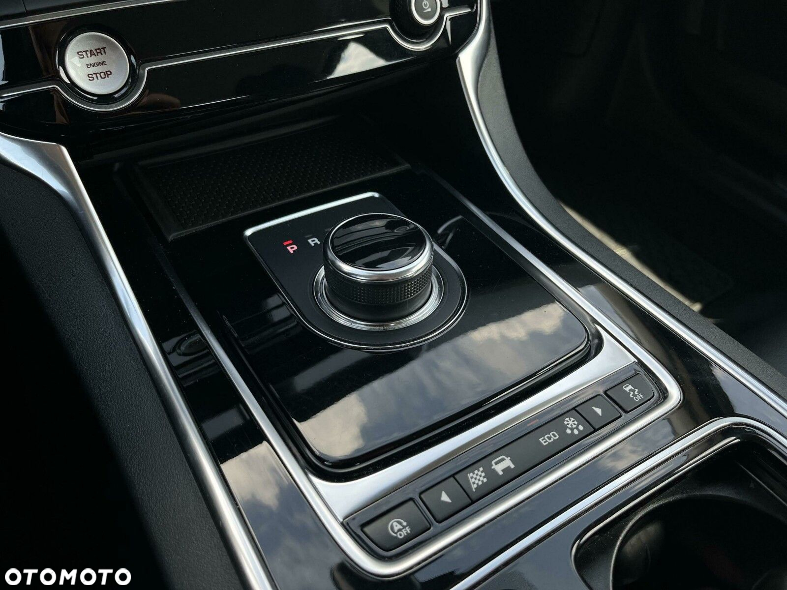 Jaguar XE 2.0 T Portfolio - 28