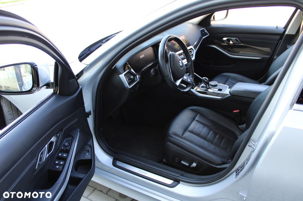 BMW Seria 3 330i Sport Line - 24