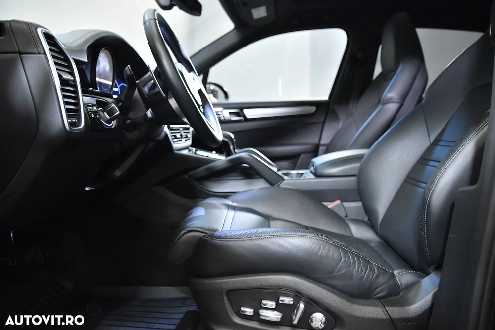 Porsche Cayenne - 26