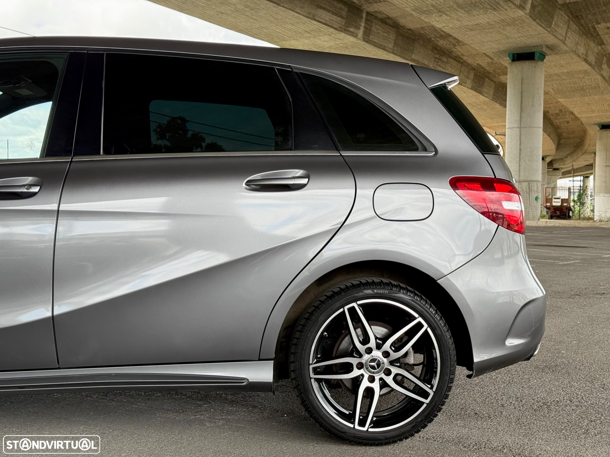 Mercedes-Benz B 180 d AMG Line - 16