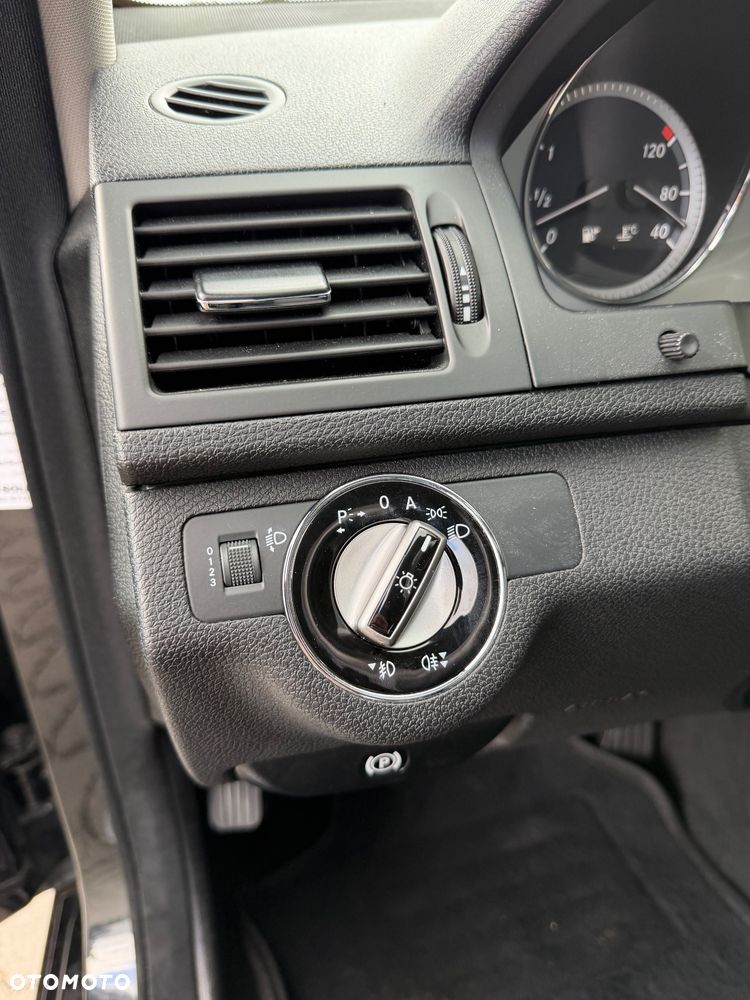 Mercedes-Benz Klasa C 180 BlueEFFICIENCY 7G-TRONIC Avantgarde - 24