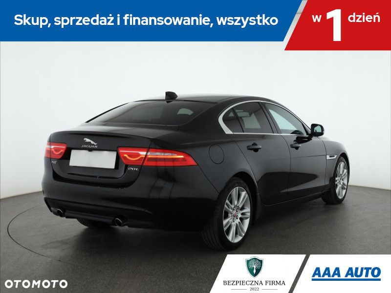 Jaguar XE - 6