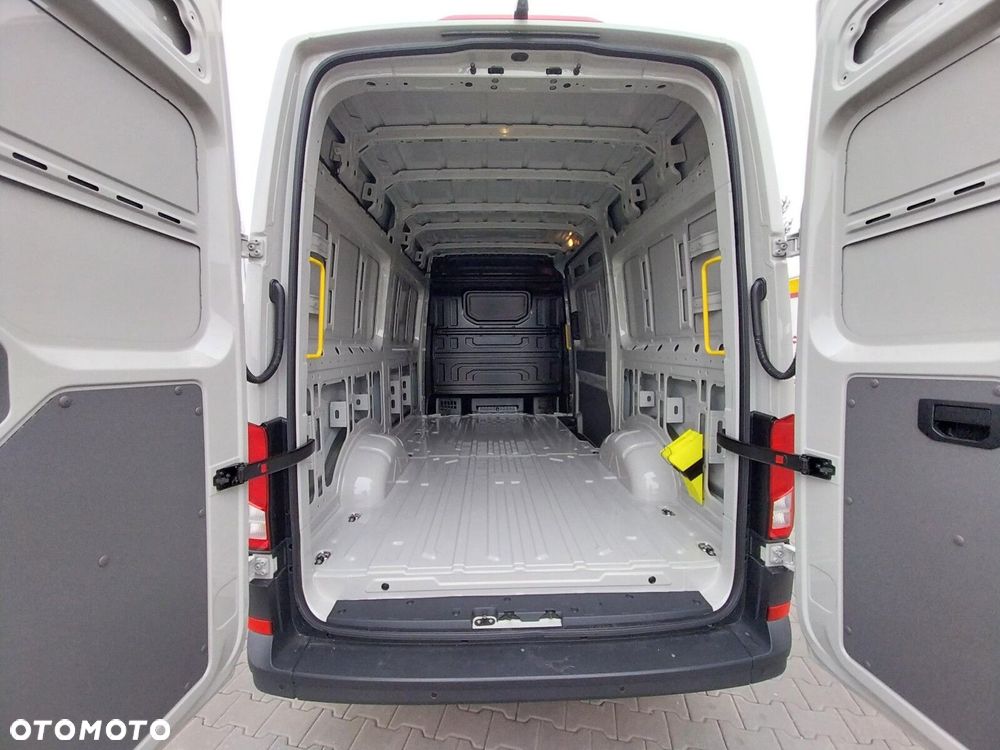 Volkswagen Crafter Crafter 35 Furgon, silnik: 2,0 l  130 kW, skrzynia biegów: napęd 4MOTION, automatyczna 8-biegowa rozstaw osi: 3640 mm - 8