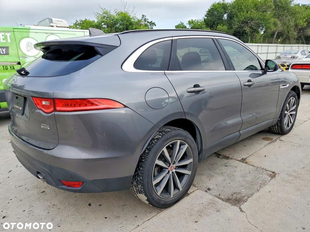 Jaguar F-Pace 25t AWD Prestige - 4