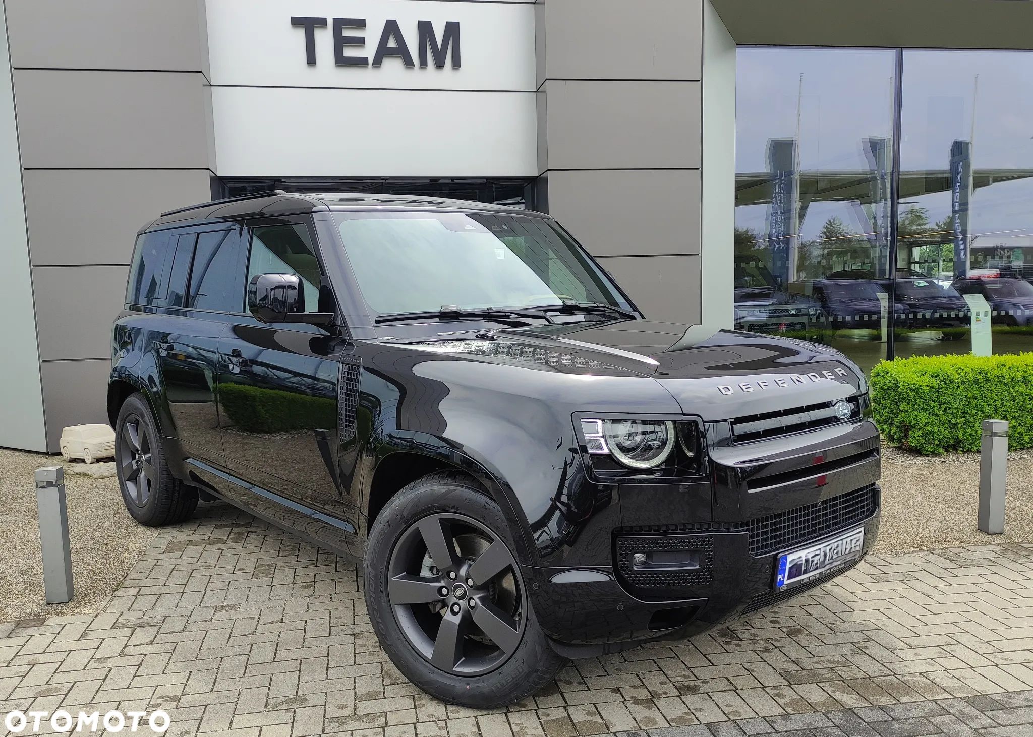 Land Rover Defender - 1