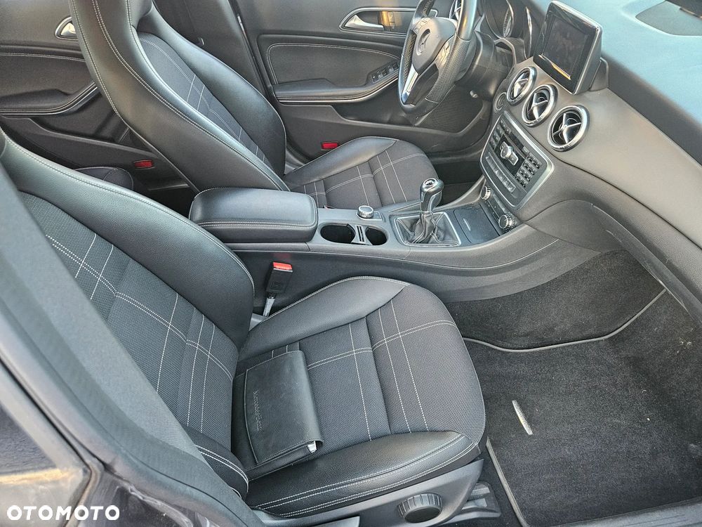 Mercedes-Benz CLA 180 Orange Art Edition - 10