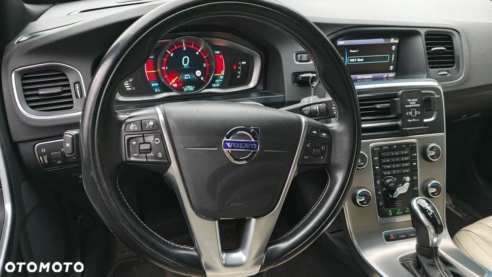 Volvo V60 D6 AWD Plug-in Hybrid Summum - 24