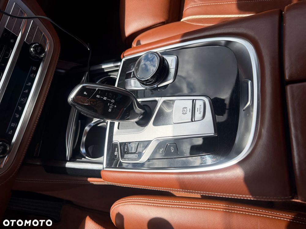 BMW Seria 7 750Li xDrive - 27