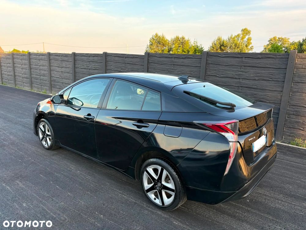 Toyota Prius 2017 photo 2