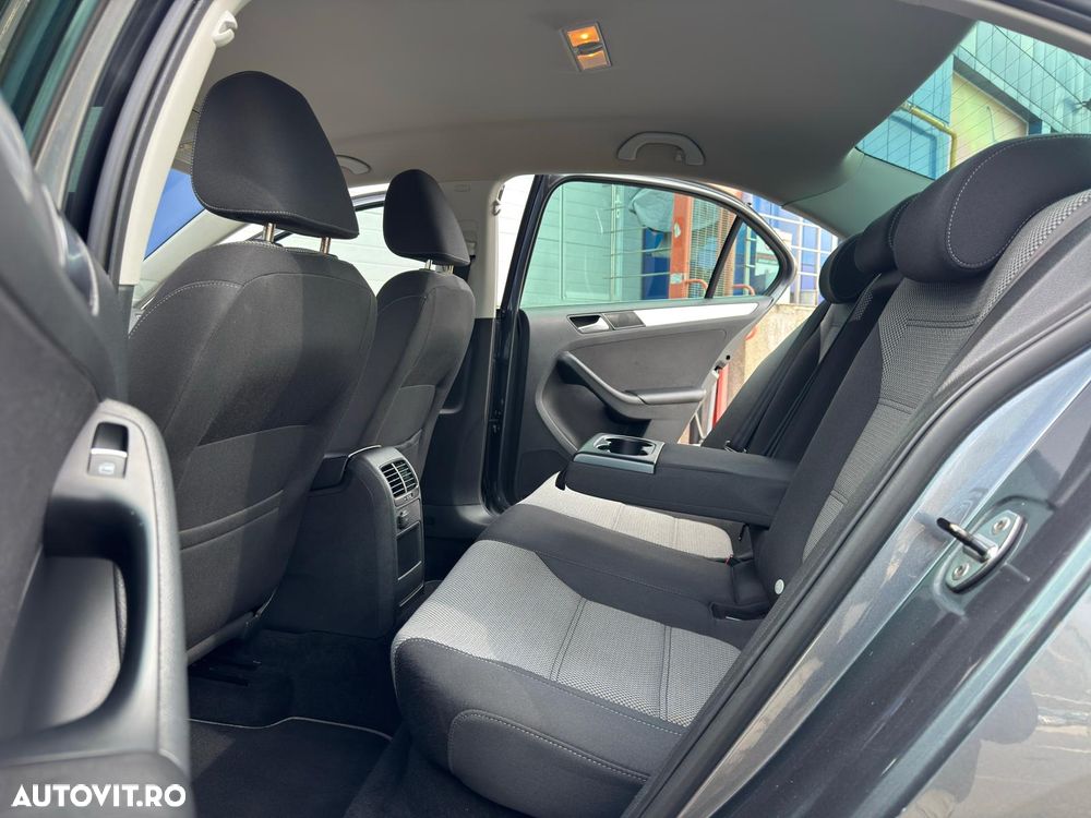 Volkswagen Jetta - 31