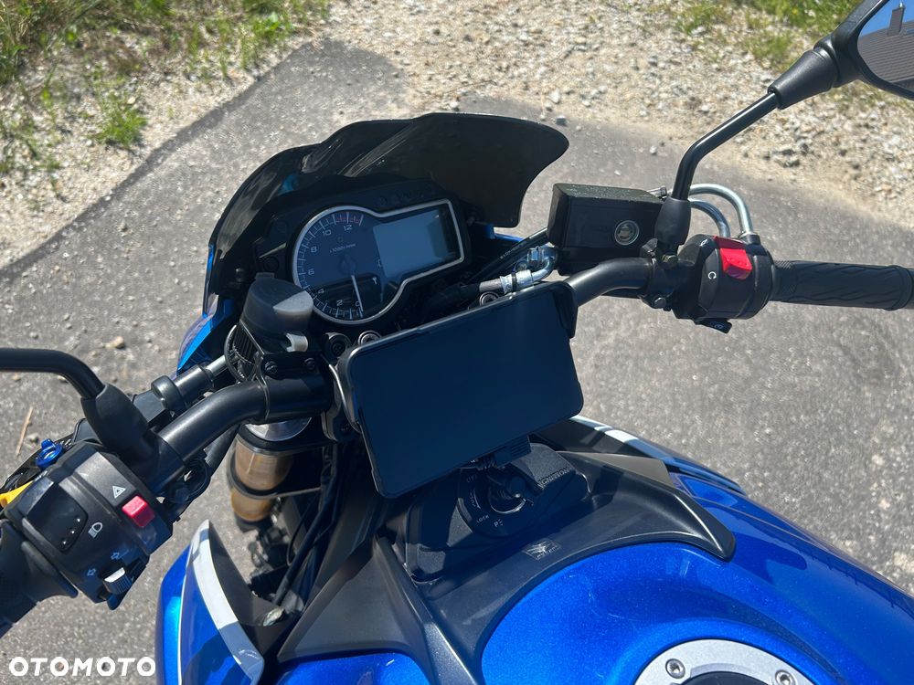 Suzuki GSR - 19