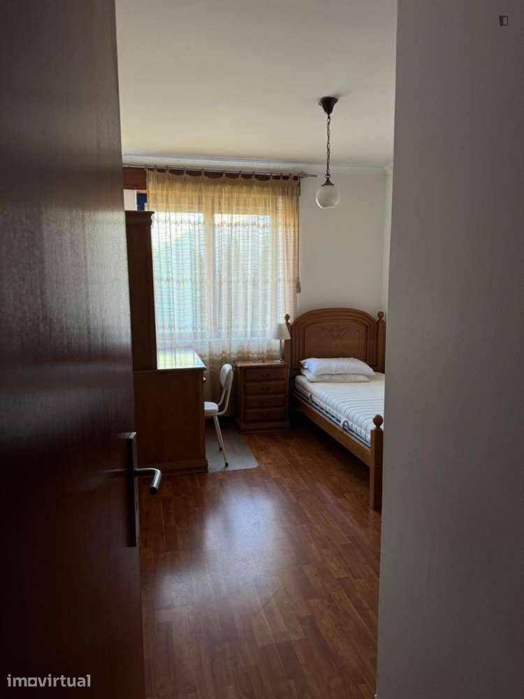 Quarto - localizado em Senhora da Hora Porto - Grande imagem: 2/7