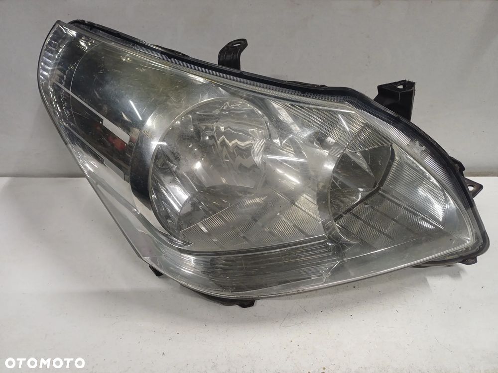 Lampa prawy przod toyota corolla verso II 09-13r europa