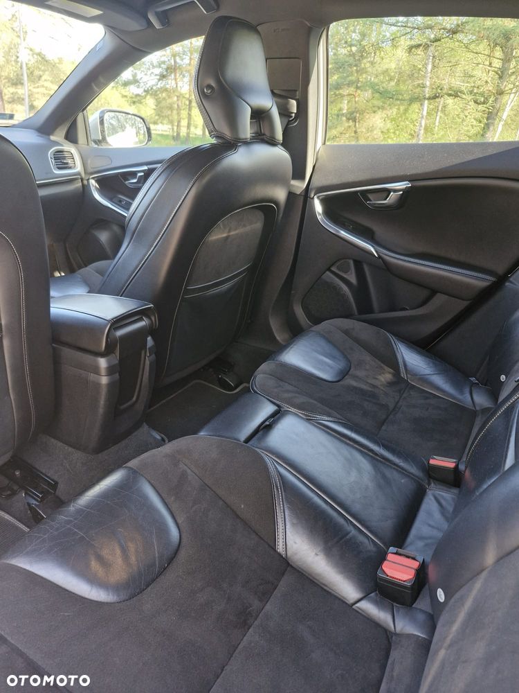 Volvo V40 T3 R-Design - 11
