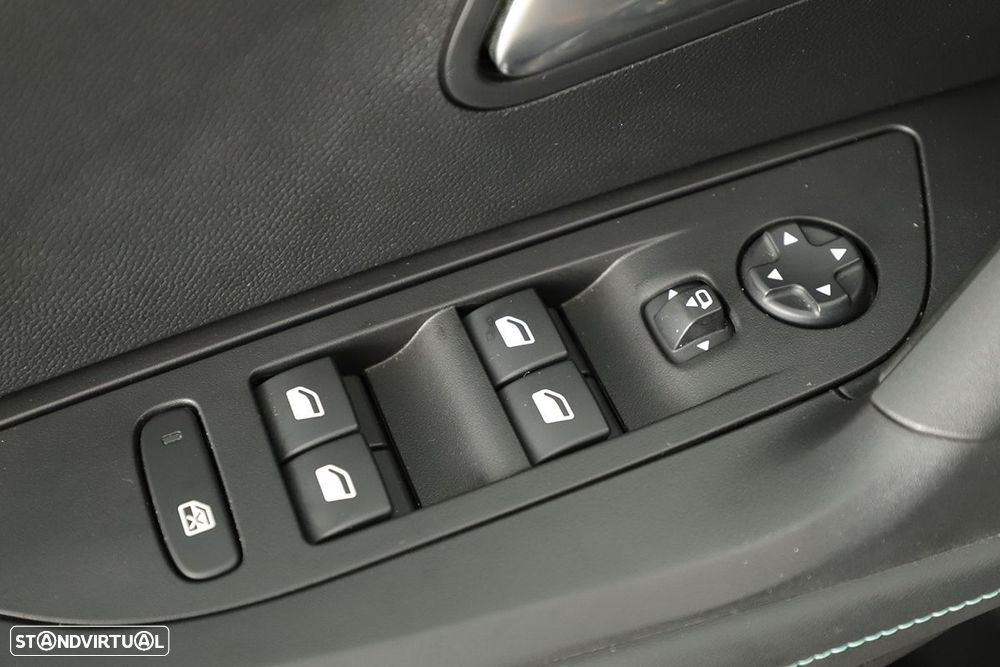 Peugeot 2008 1.2 PureTech Allure - 21