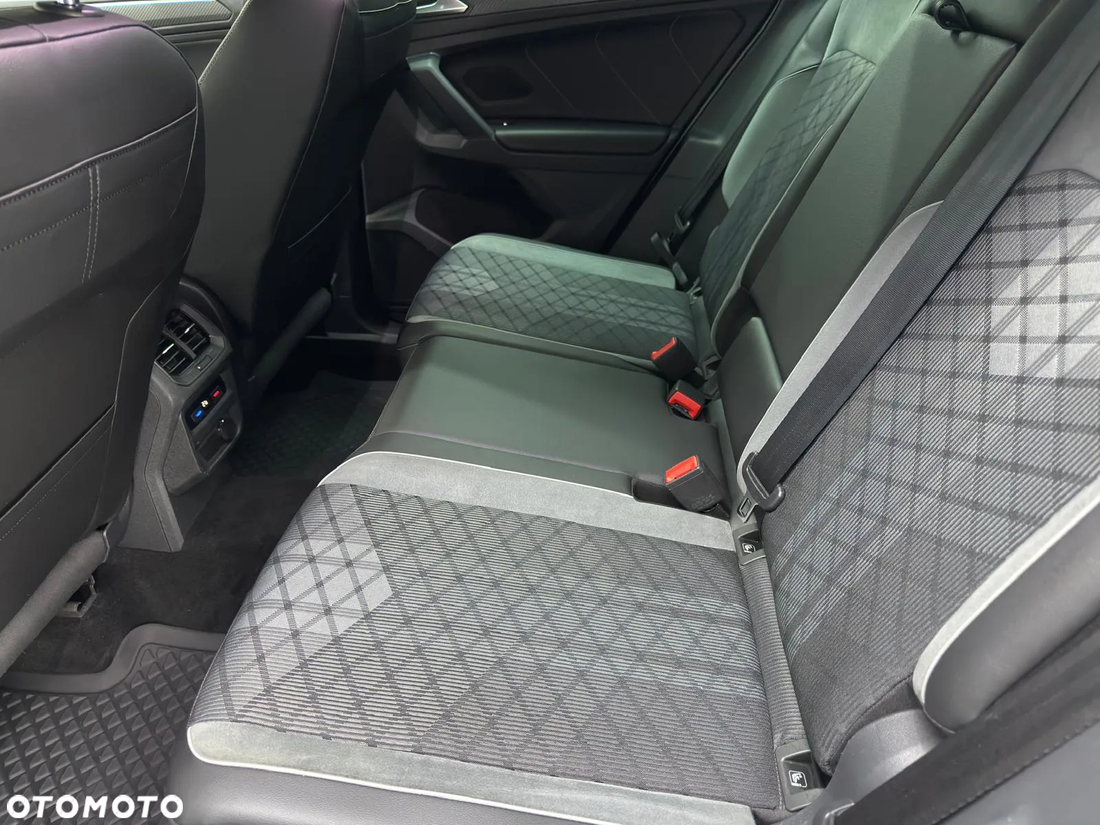 Volkswagen Tiguan 2.0 TDI SCR 4MOTION DSG R-Line - 24