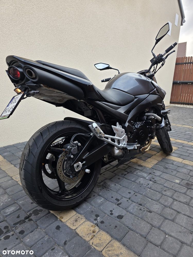 Suzuki GSR - 8