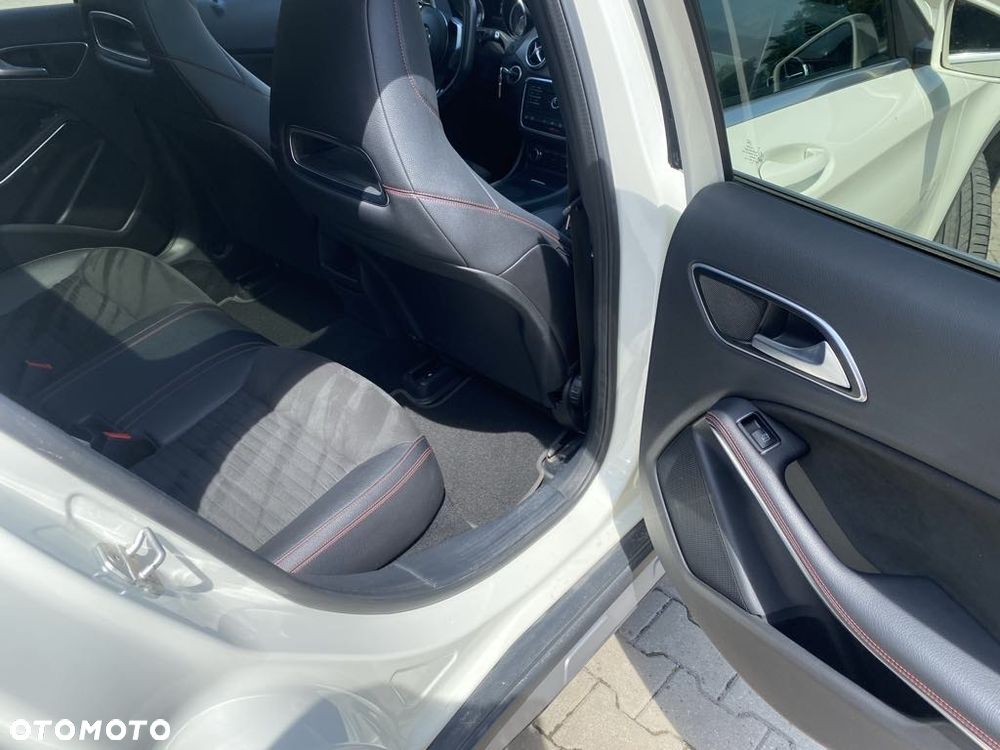 Mercedes-Benz GLA 250 4-Matic AMG Line - 17