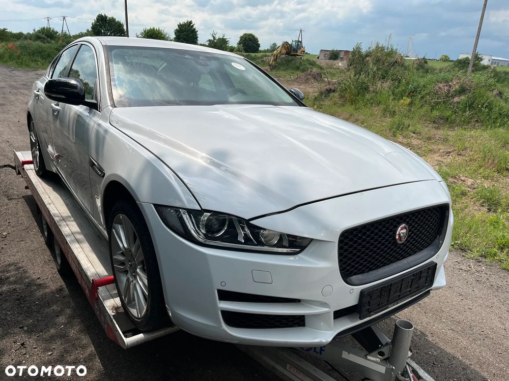 Jaguar XE 2.0 T R-Sport - 17
