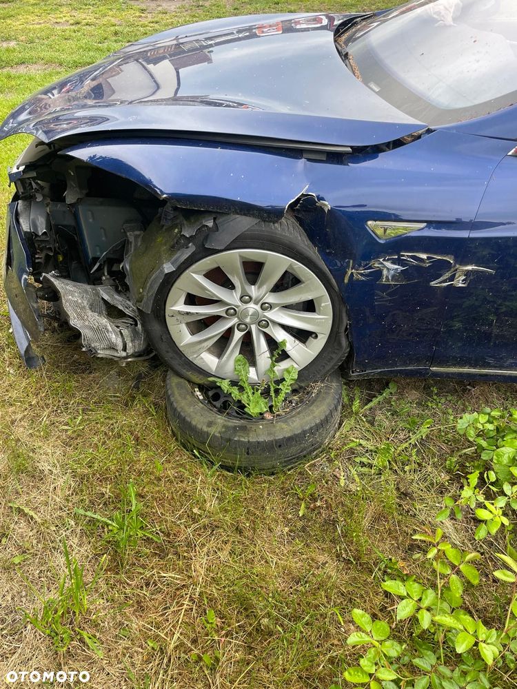 Tesla Model S - 4