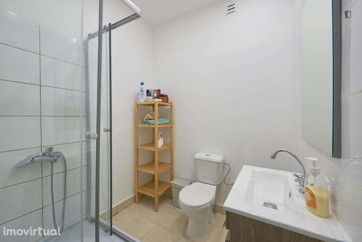 Quarto - localizado em Benfica Lisbon - Grande imagem: 3/23