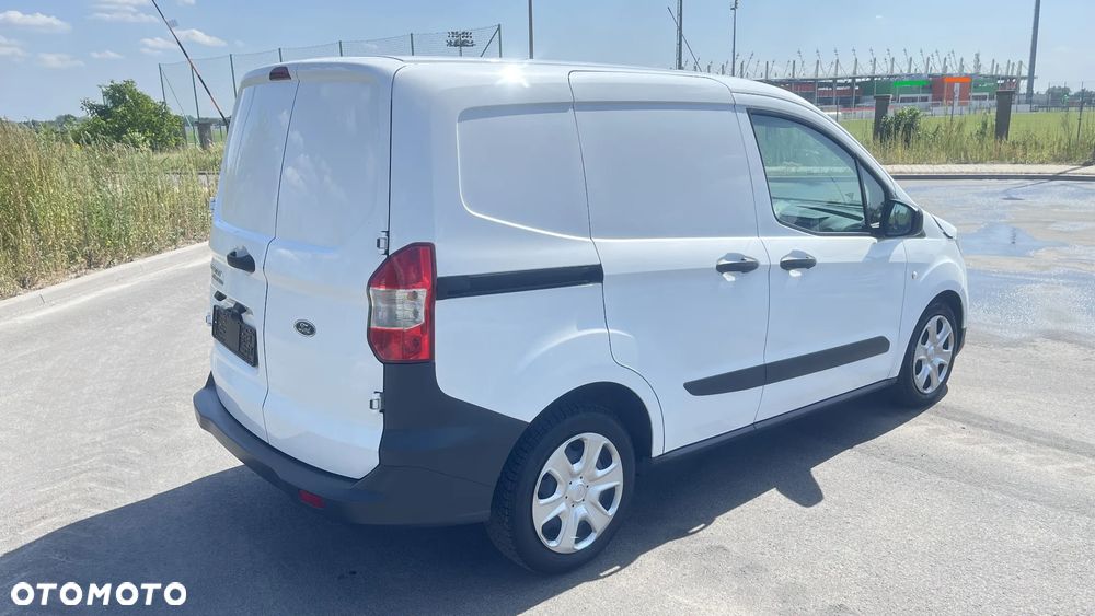Ford Transit Courier - 23